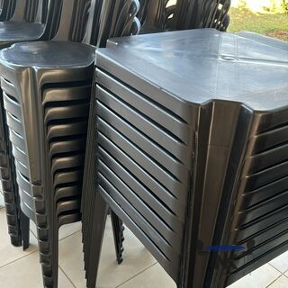 aluguel de mesas e cadeiras plástica na cor preta Aluguel de Mesas e Cadeiras Sorocaba Aluguel de Mesa para Eventos Sorocaba